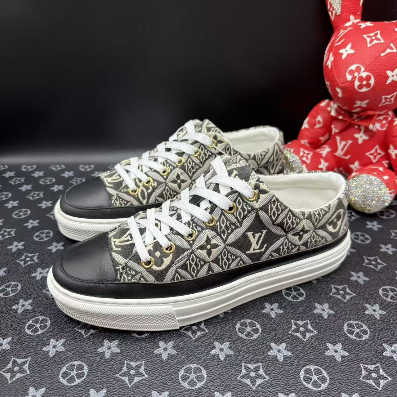 95新 LouisVuitton/路易威登 腰果花帆布板鞋38欧码 lz404