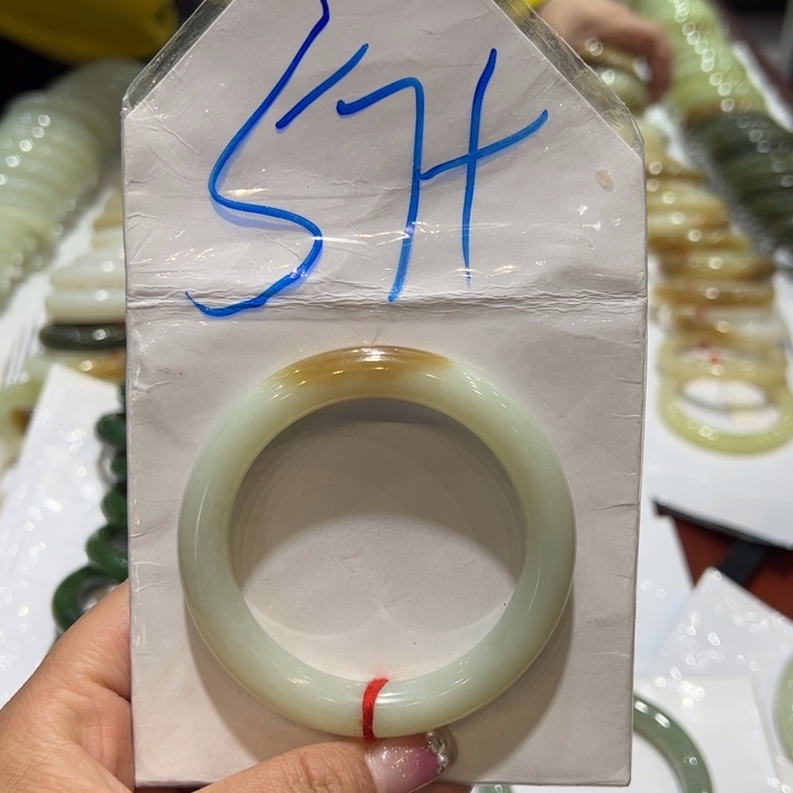 和田玉手镯未镶嵌春*