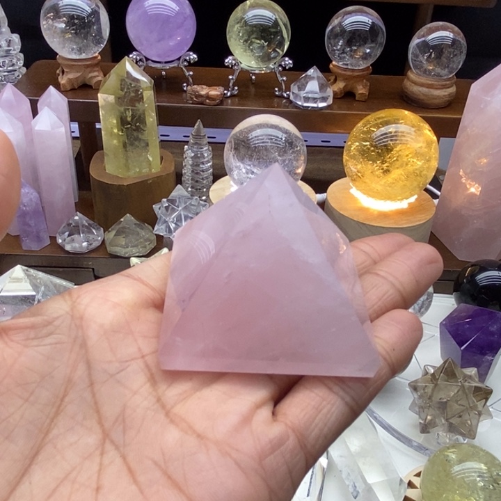 水晶摆件未镶嵌天然粉水晶金字塔