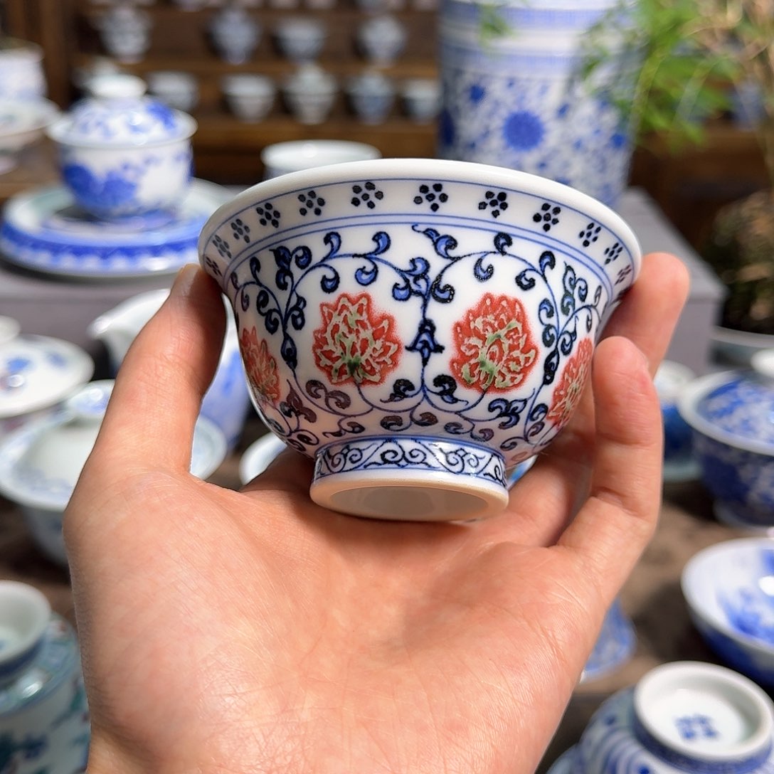 明逸堂青花釉里红缠枝莲压手杯