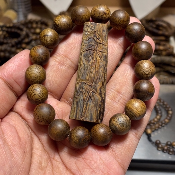 山***风沉香碎屑沉香卡1.2圆珠12克加，无事牌7克