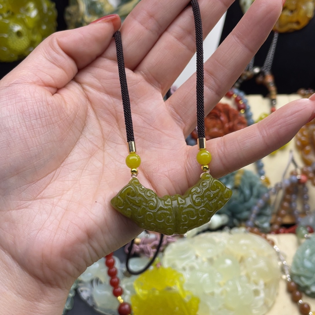 未镶嵌蛇纹石玉颈饰