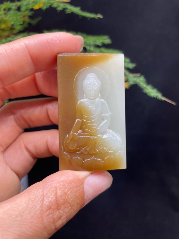 新疆和田玉且末糖白手工精雕大日如来牌子