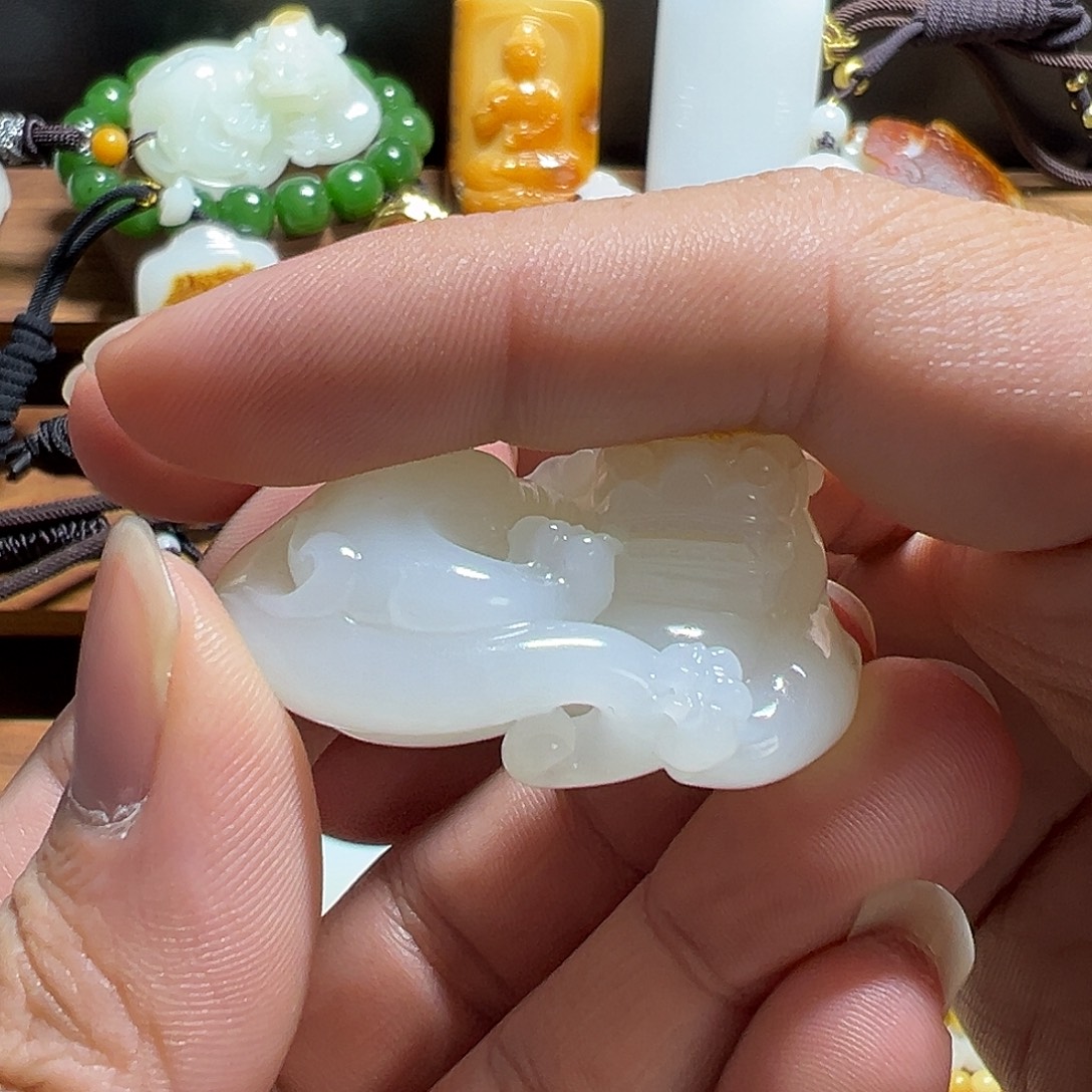 杨***店和田玉未镶嵌颈饰