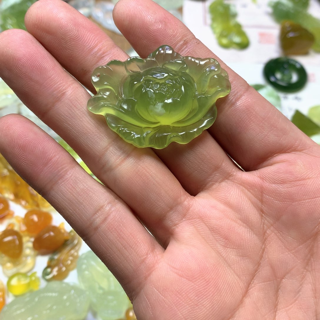 岫玉颈饰未镶嵌牡丹