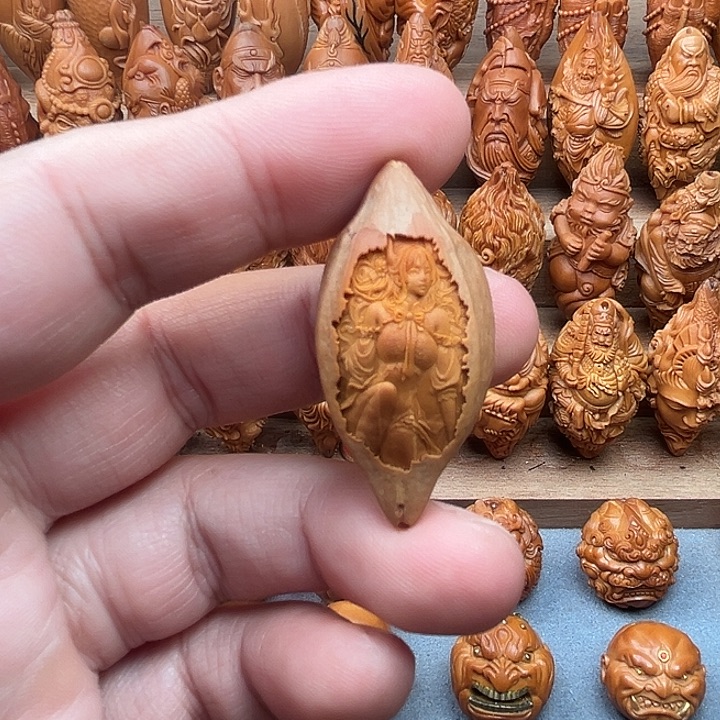 橄榄核吊坠20美女