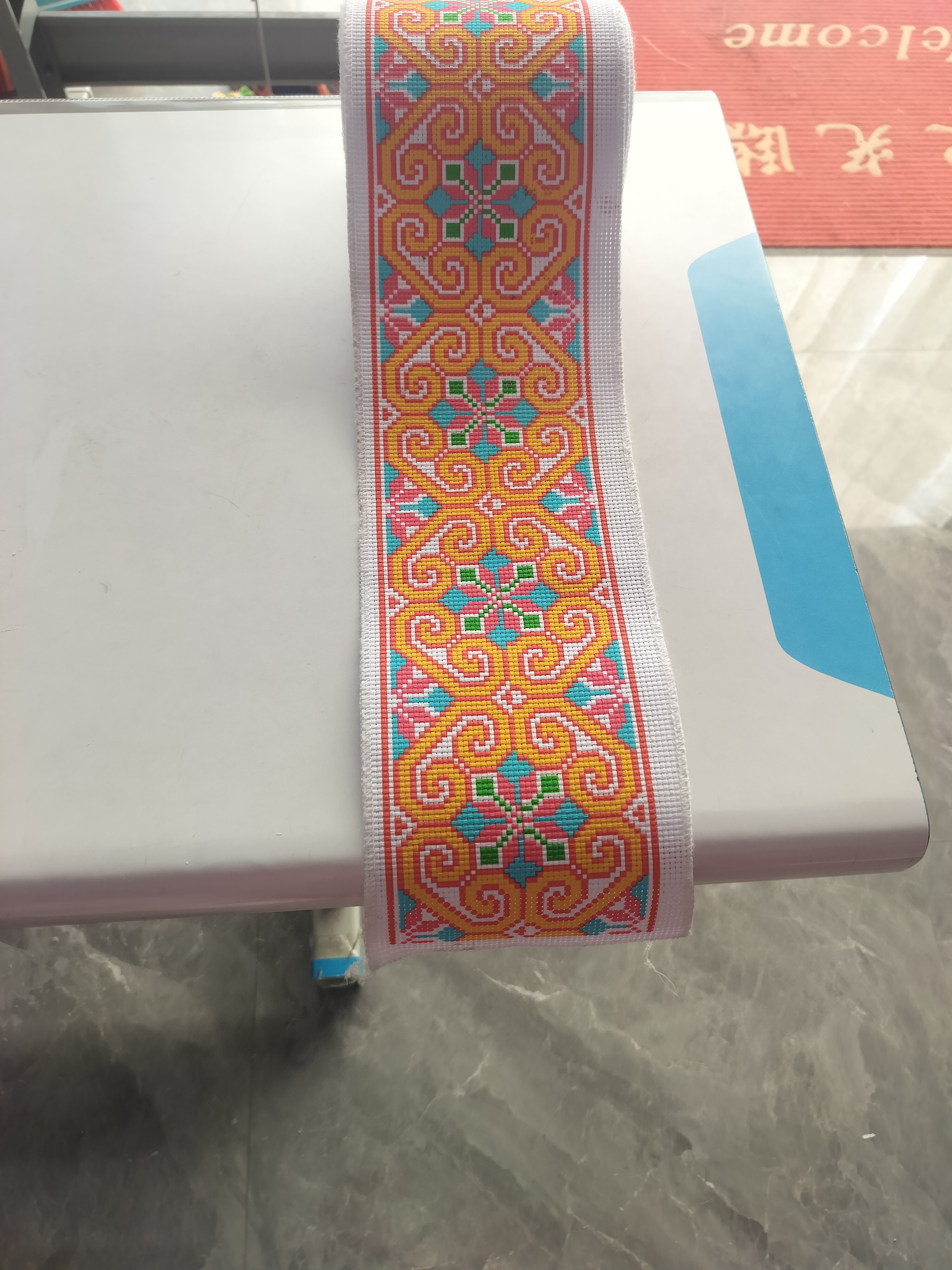 中间八半花老花样需要自绣配线