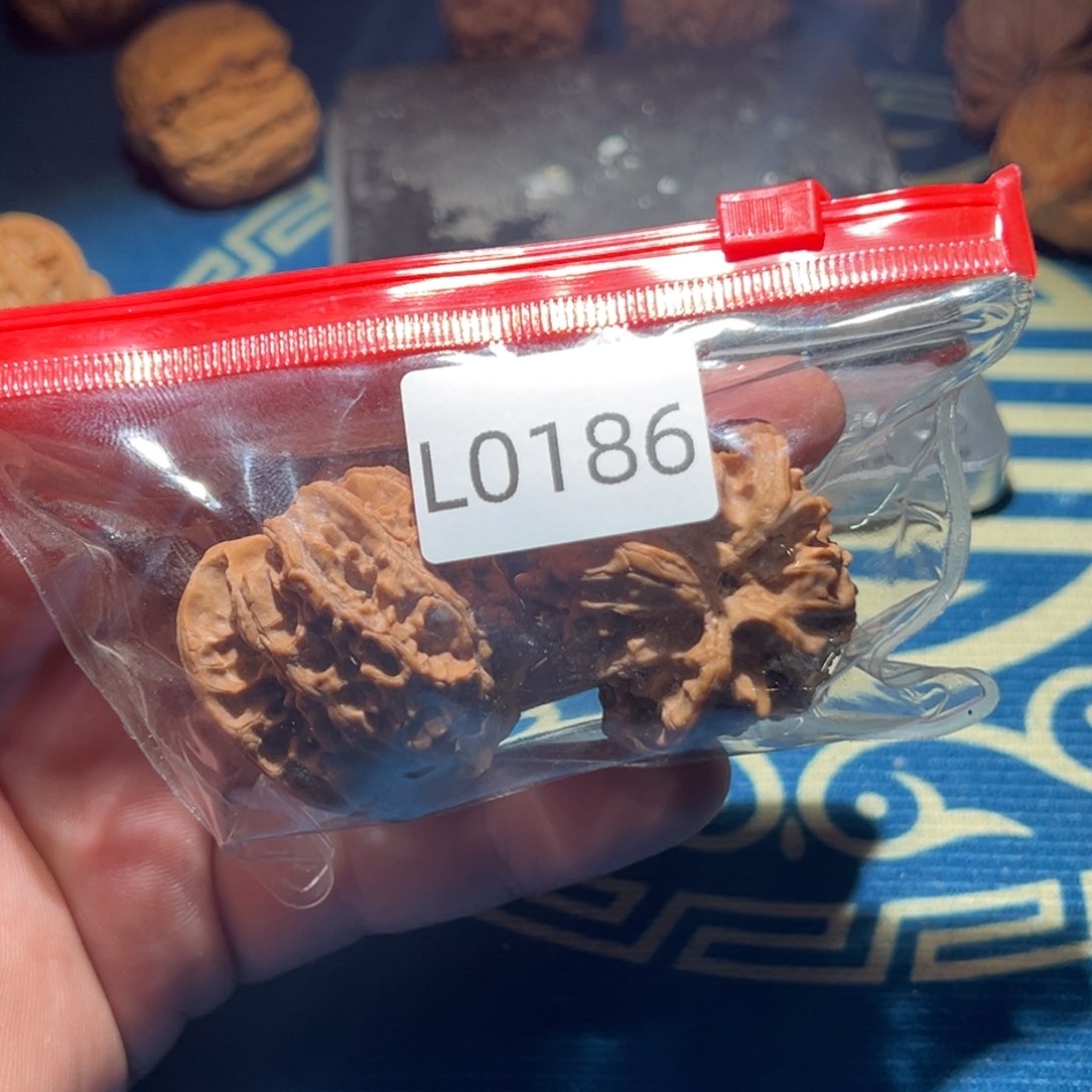 文玩核桃吊坠渝**。苹果