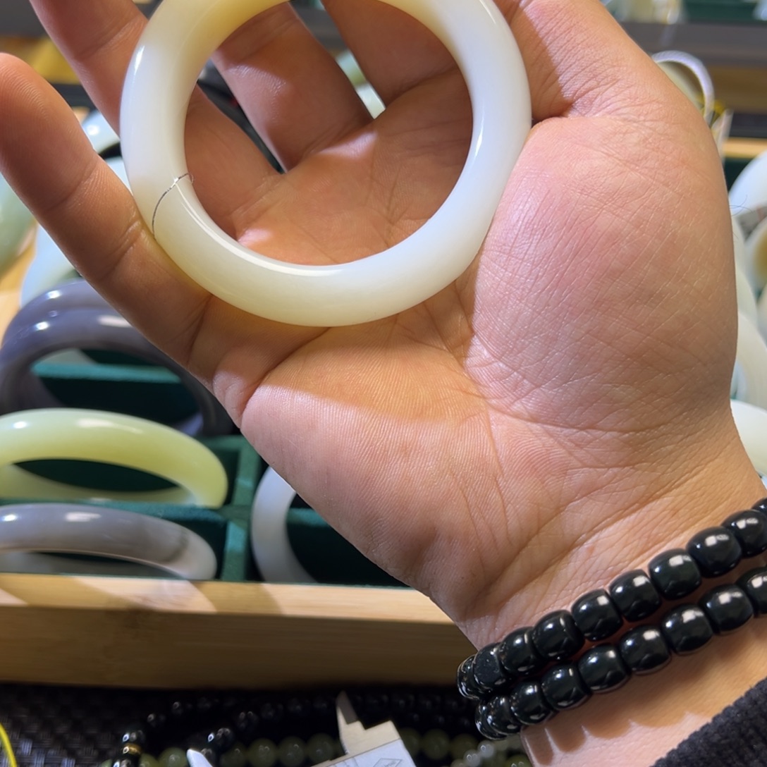 和田玉未镶嵌手镯