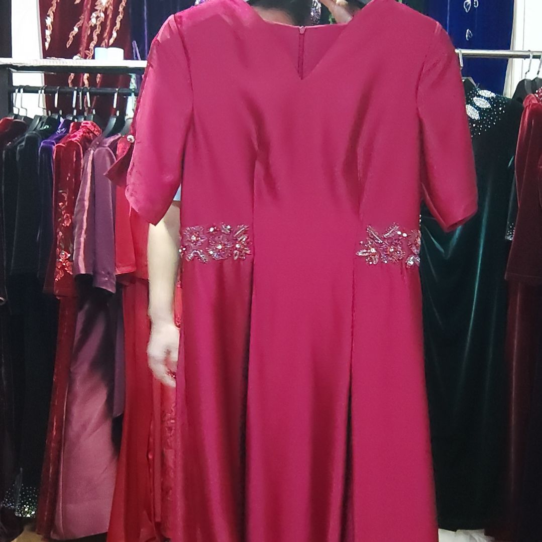 燕***格枣红色v领连衣裙xl