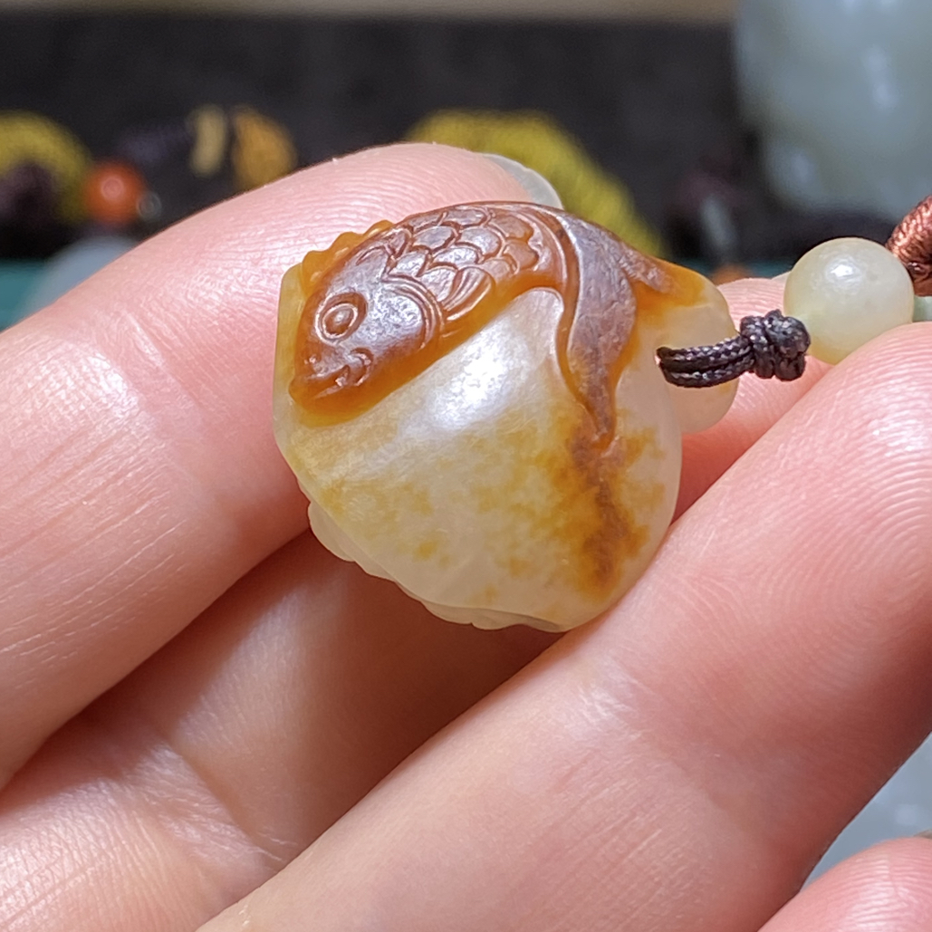 新疆和田玉籽料俏色巧雕，年年有余红皮白玉种细腻油润