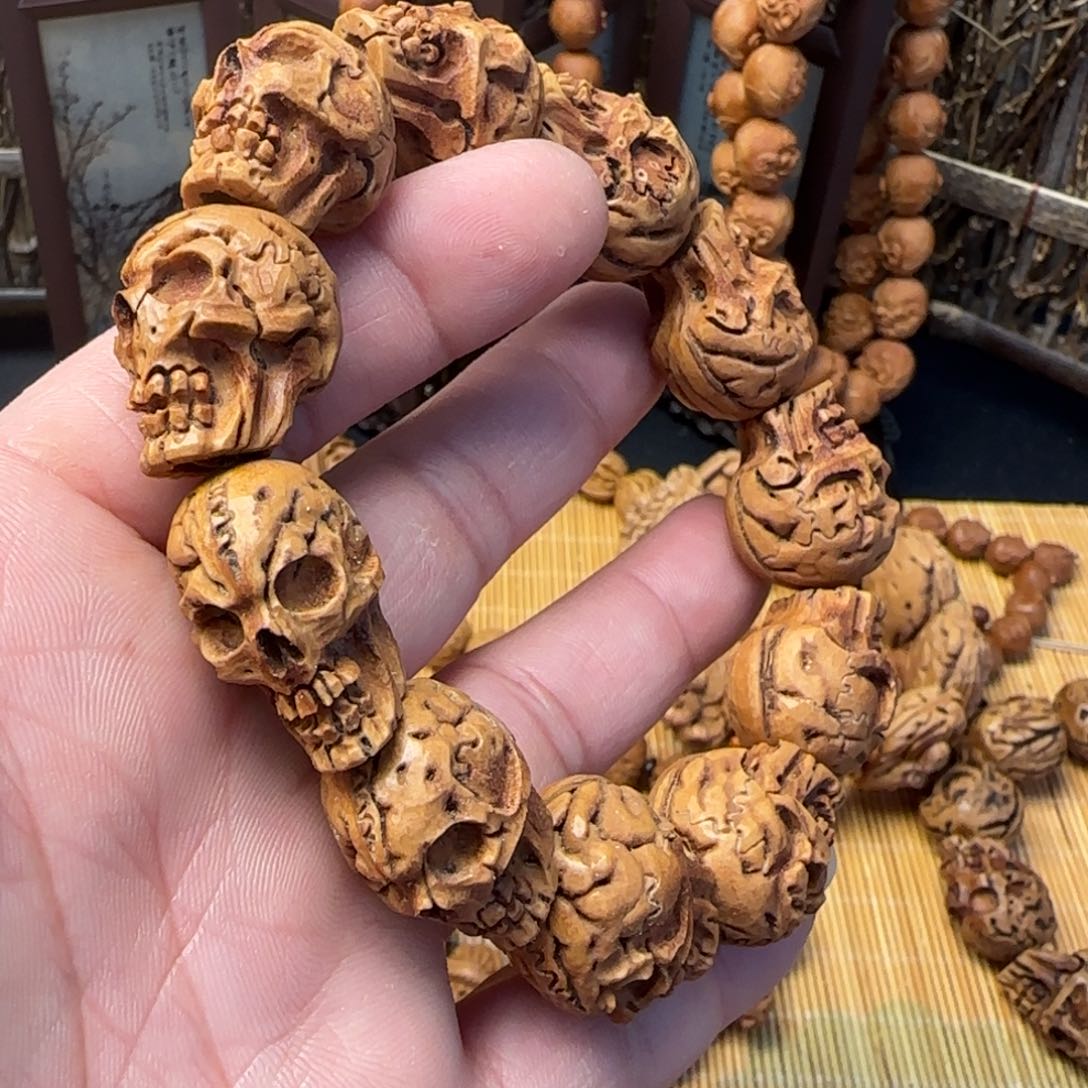纯手工雕刻大桃核骷髅头手串