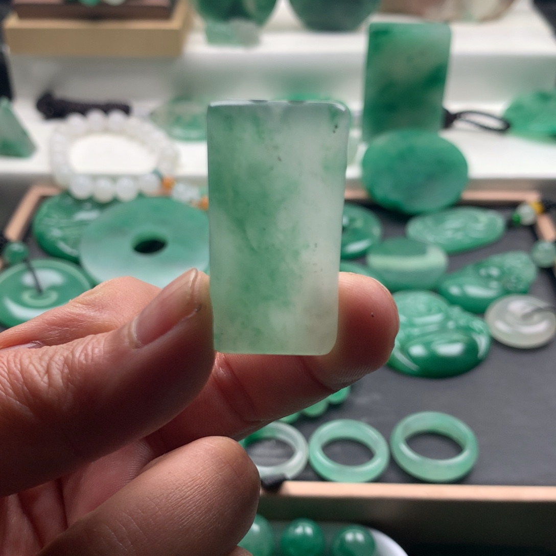 石英质玉（非洲翠）未镶嵌颈饰