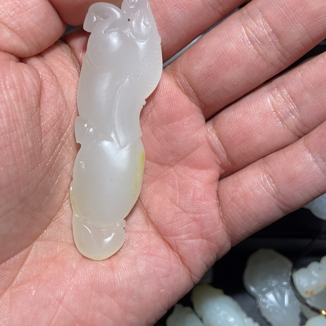 和田玉颈饰未镶嵌清****）