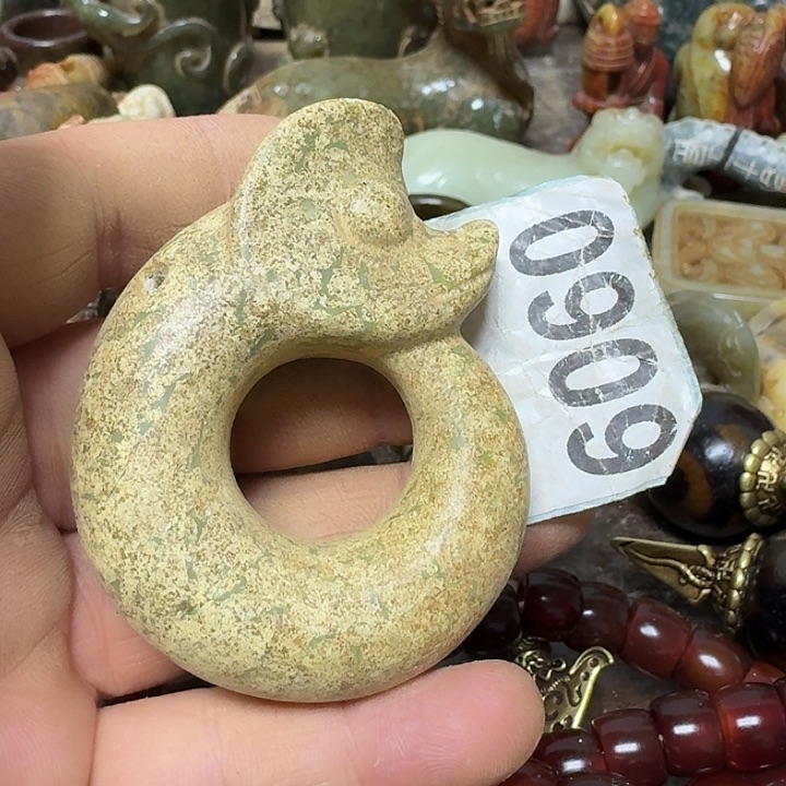 透闪石-蛇纹石玉未镶嵌颈饰