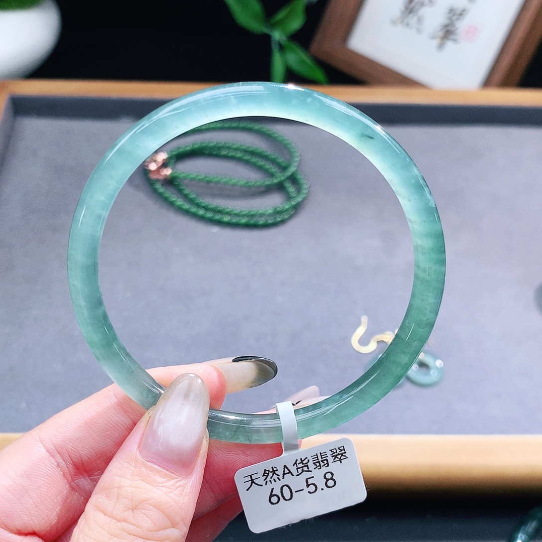翡翠手镯（圆镯）未镶嵌