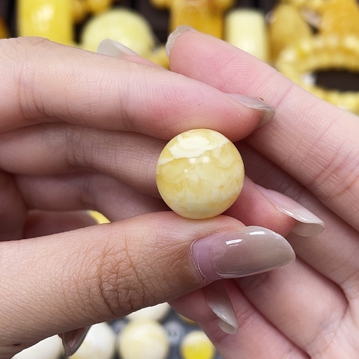琥珀未镶嵌裸石15mm瑕 474