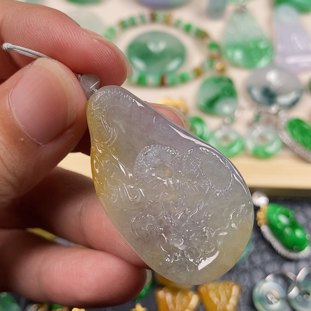 翡翠未镶嵌颈饰一**木翡翠