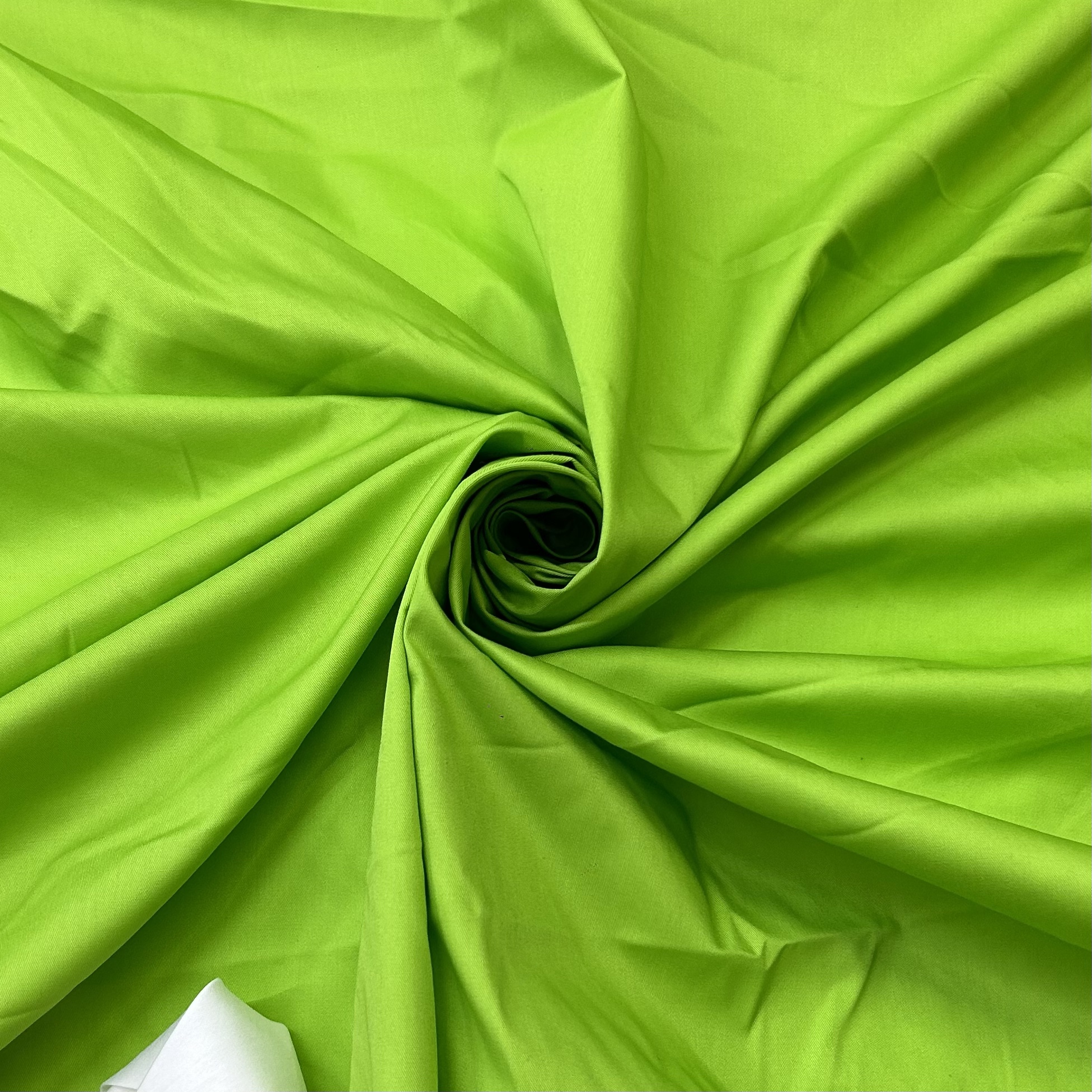 亮绿色纯棉斜纹纱卡丝光面料  厚度（中）手感适中 多拍连裁 