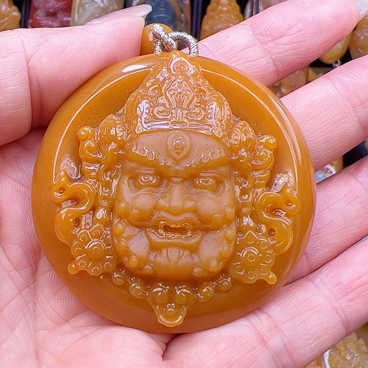 郝***喝石英质玉（黄龙玉）合金颈饰