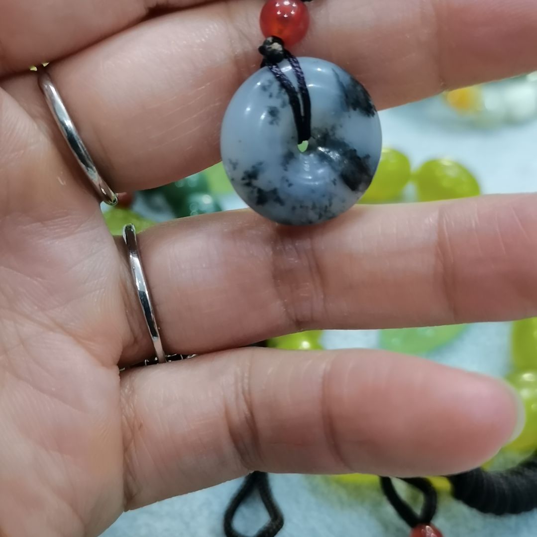 未镶嵌蛇纹石玉吊坠
