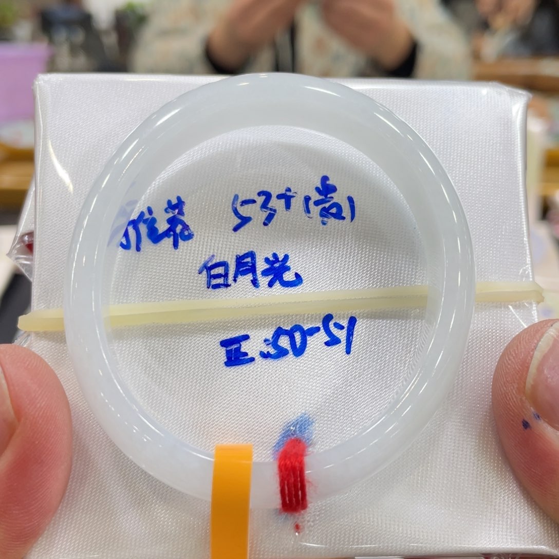翡翠手镯未镶嵌翡翠