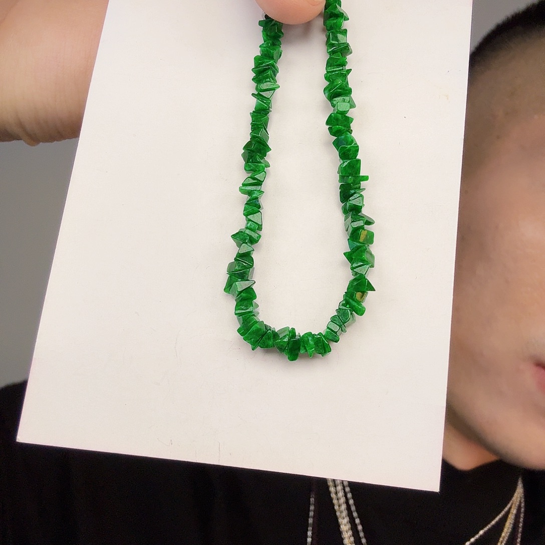 翡翠未镶嵌颈饰一件