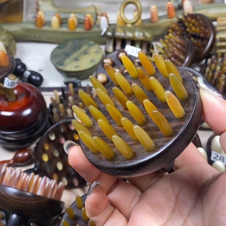 紫光檀28齿羊角按摩梳