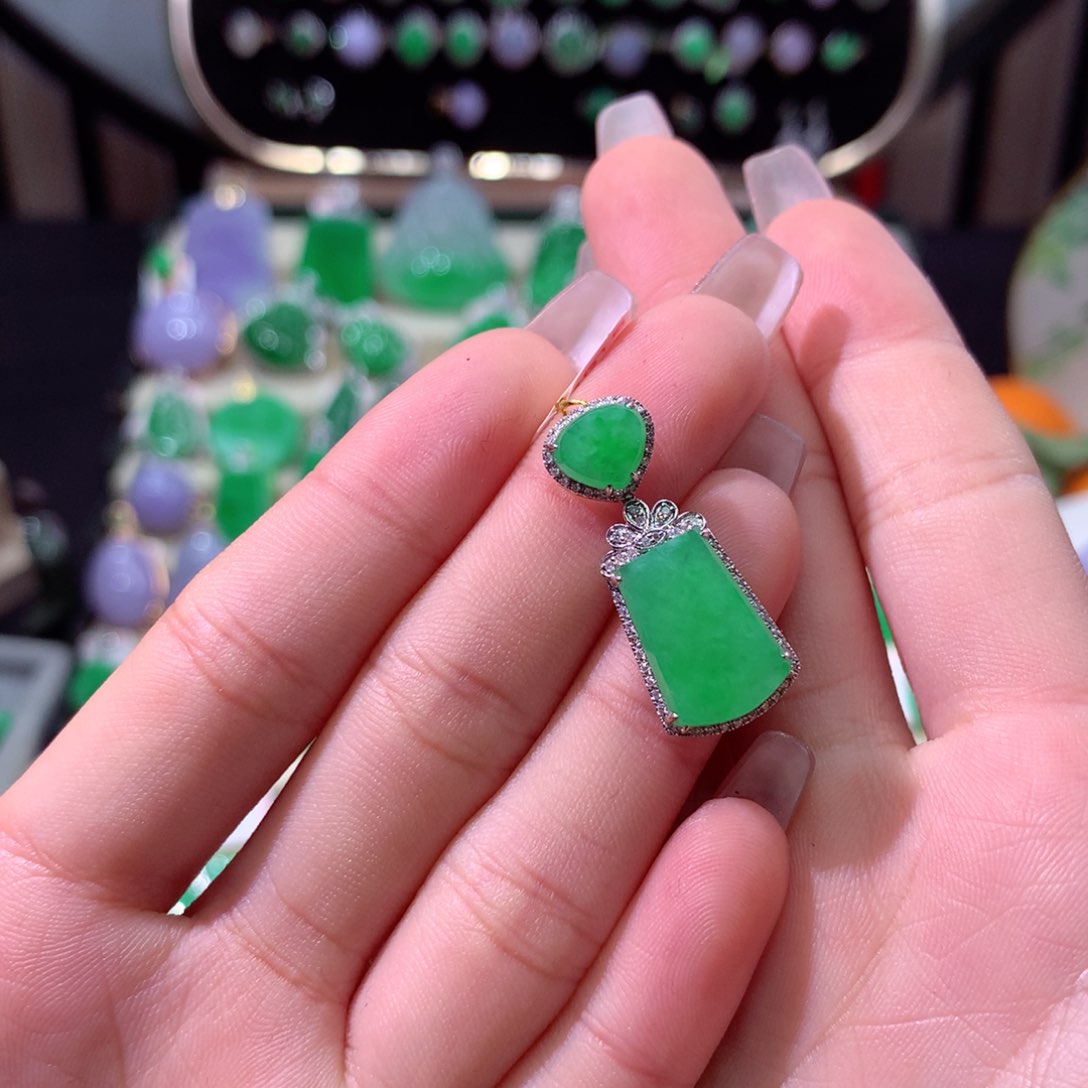 翡翠颈饰18K金镶嵌翡翠