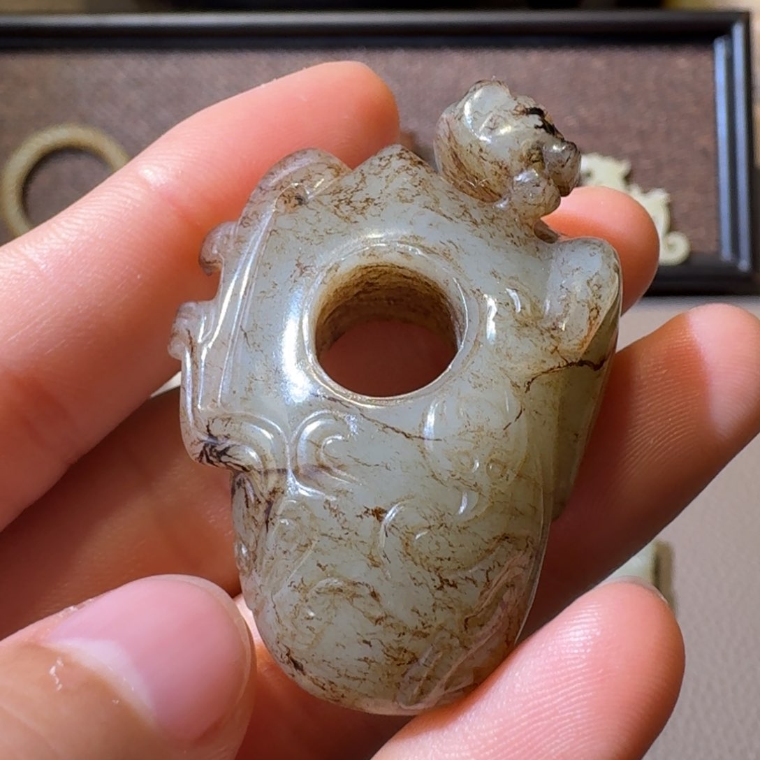 和田玉（糖玉）笔搁未镶嵌李**好