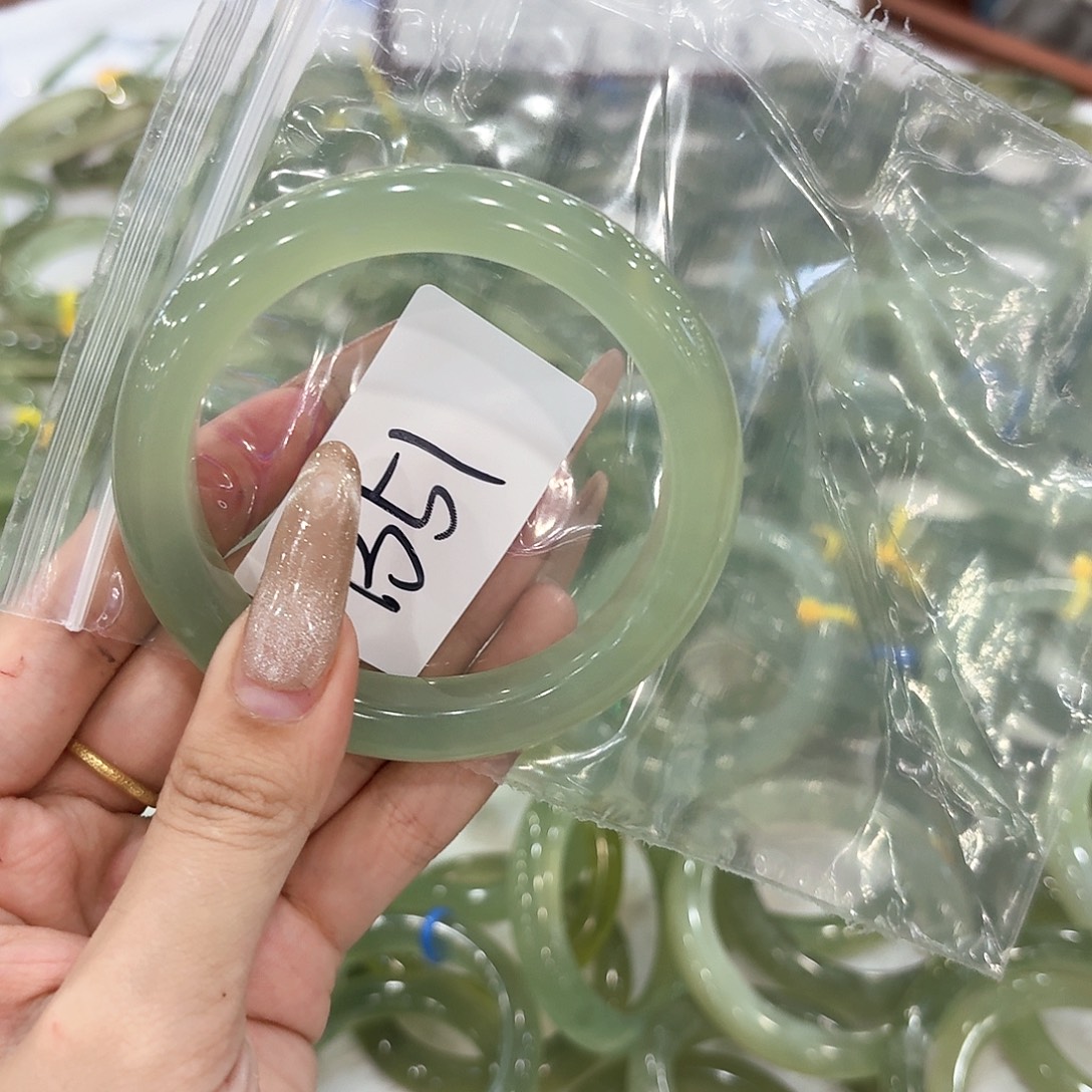 台***房未镶嵌蛇纹石玉手镯