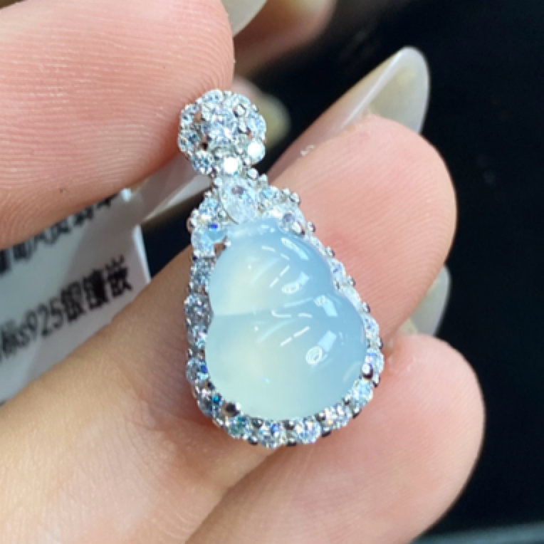  天然缅甸A货翡翠冰种葫芦吊坠