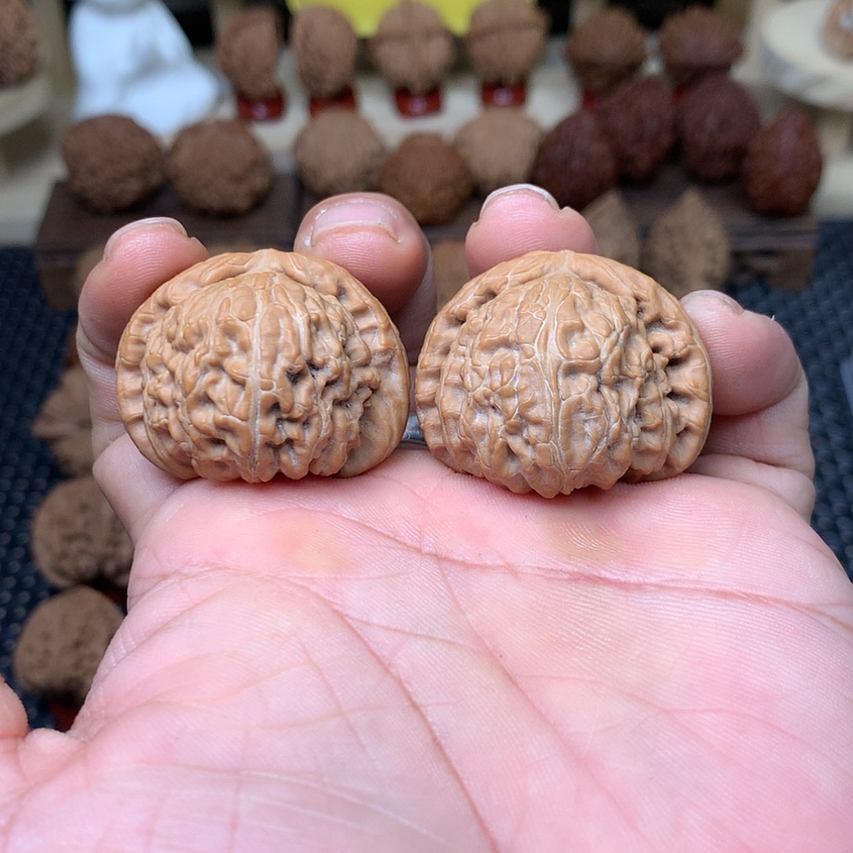 【闪购商品】文玩核桃把件全品闷白狮子头精对37.7