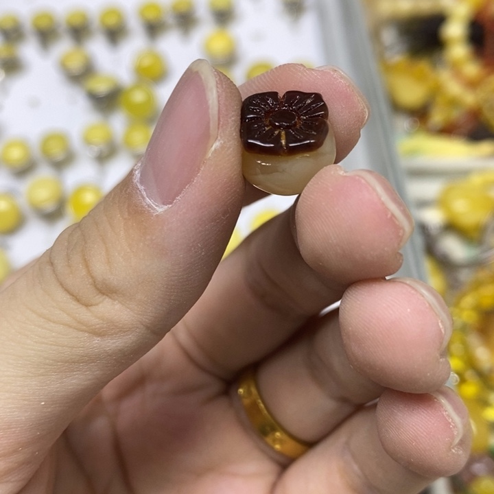 蜜蜡未镶嵌裸石吊坠