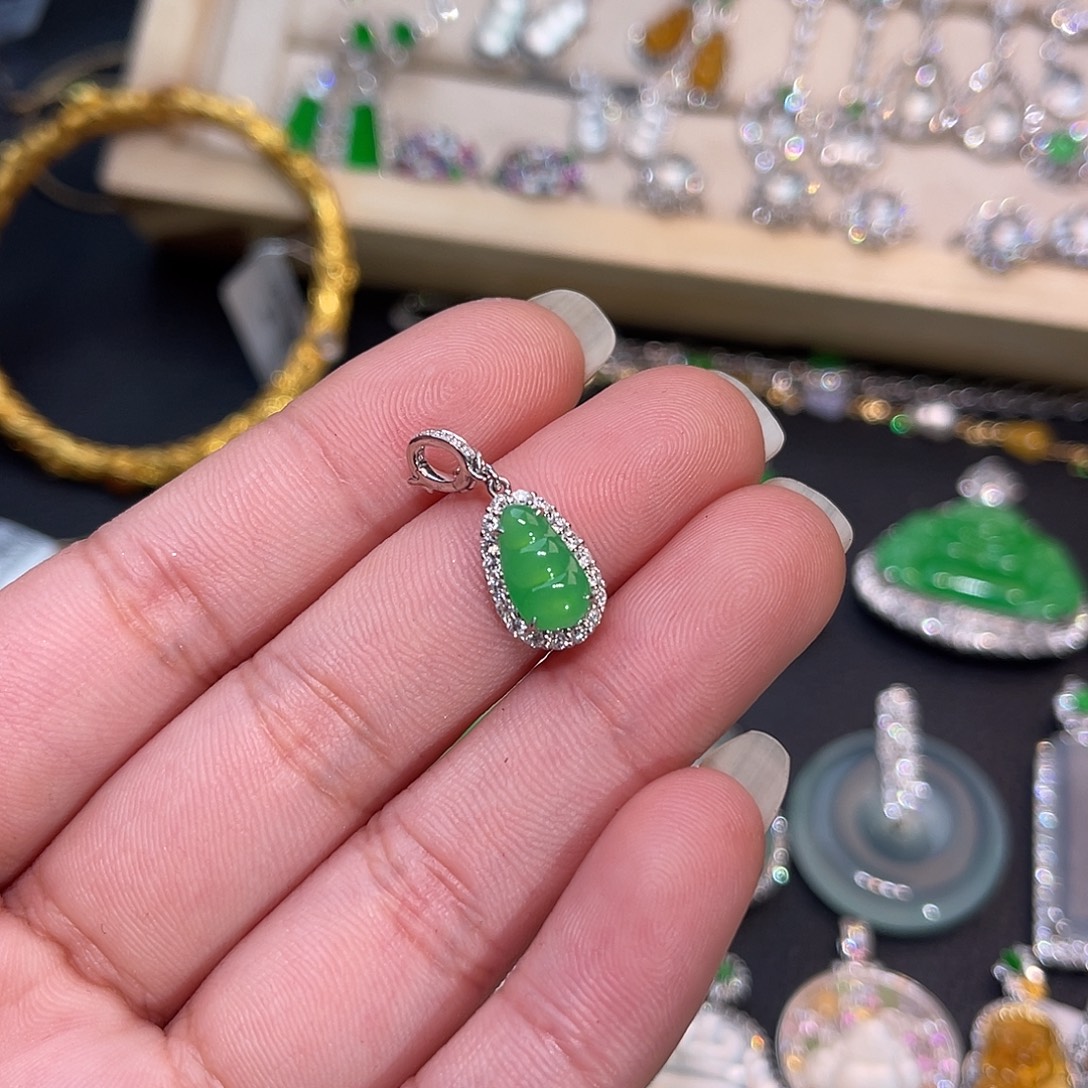 翡翠18K金镶嵌颈饰豆子