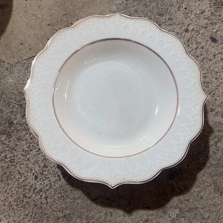 新骨瓷微瑕疵4只8寸草帽盘