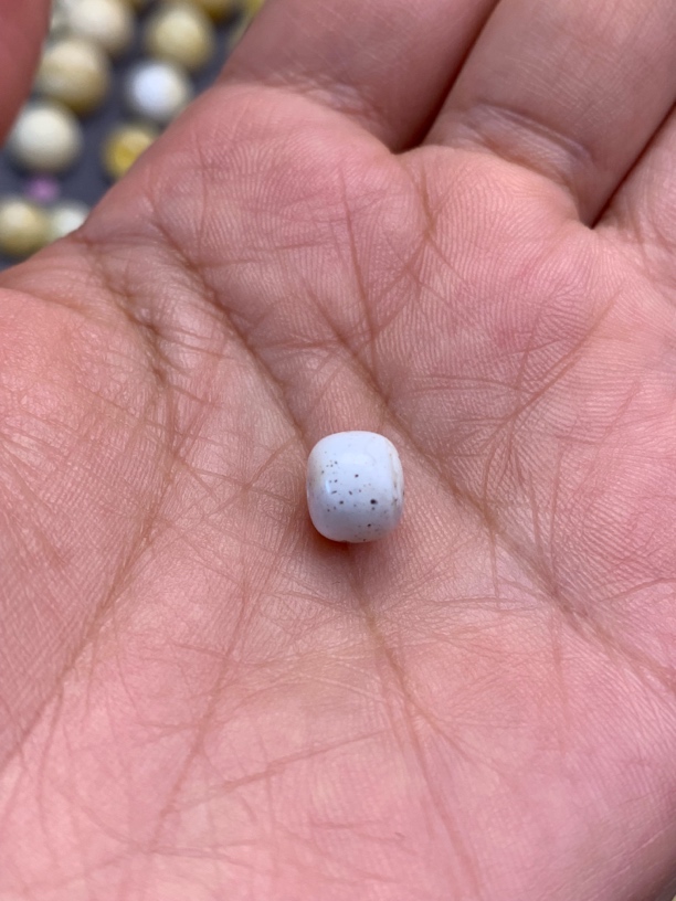 蜜蜡瓷白奥利奥老型，尺寸8.1*6.8mm（误差±0.1mm）