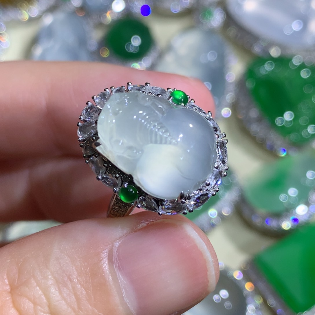 翡翠戒指18K金镶嵌貔貅