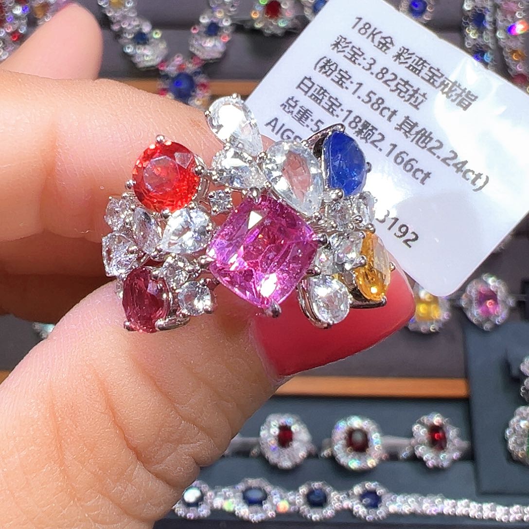 18K金镶嵌彩色蓝宝石戒指