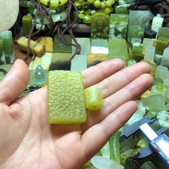 未镶嵌岫玉吊坠素*?