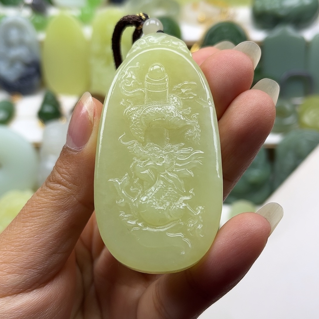 烟***尘和田玉未镶嵌颈饰