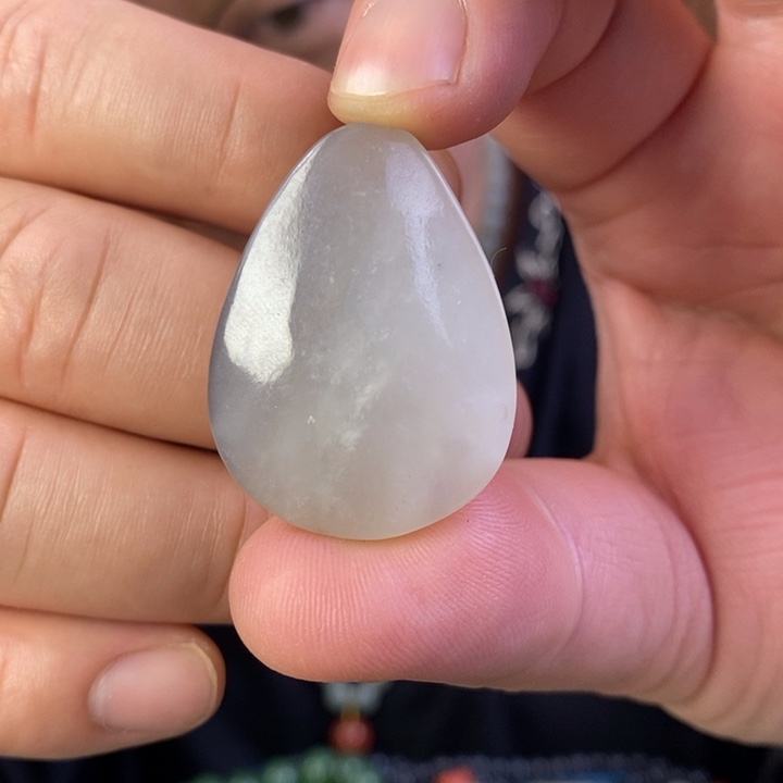 和田玉未镶嵌颈饰嫣紫水滴