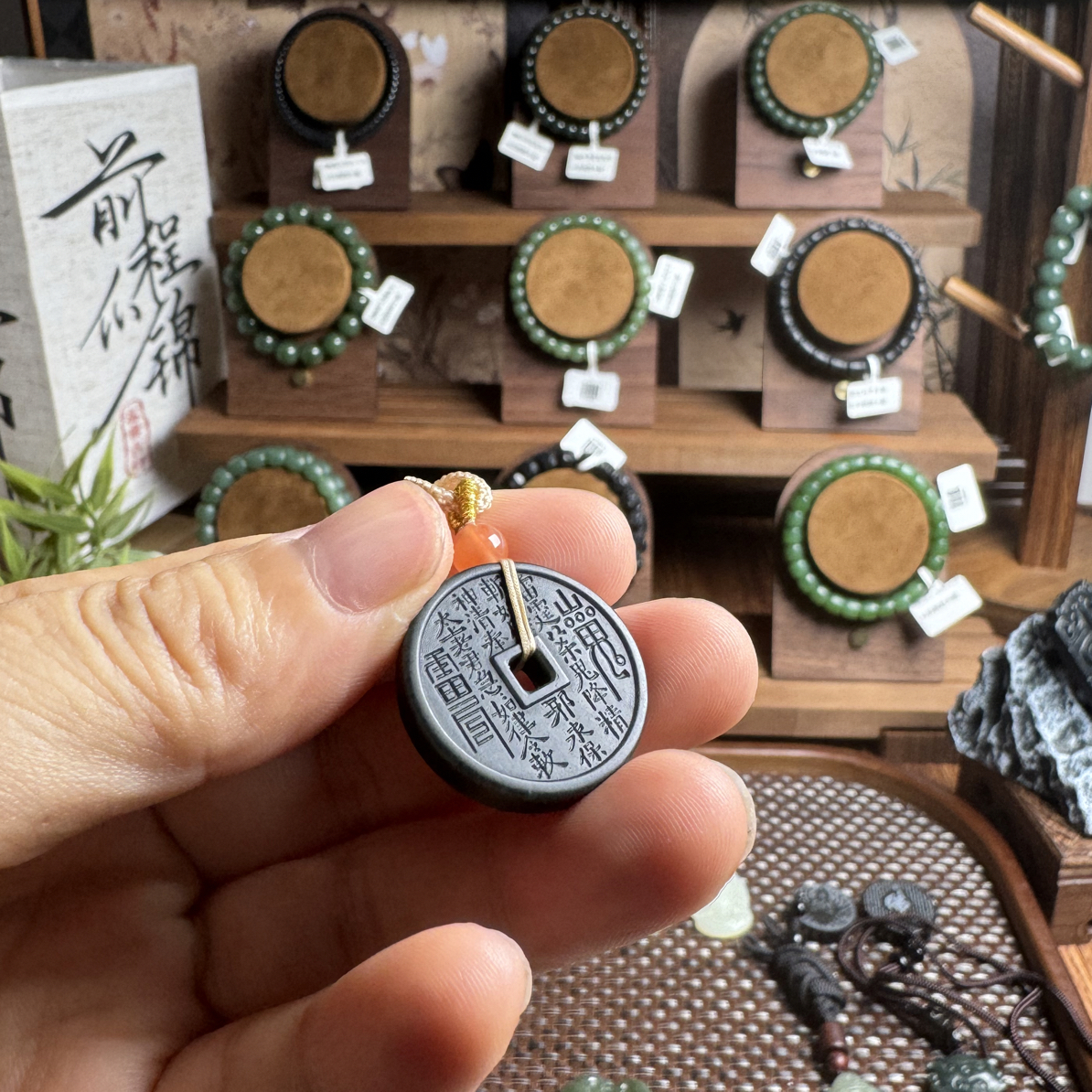山鬼花钱双面雕刻平安挂件墨玉