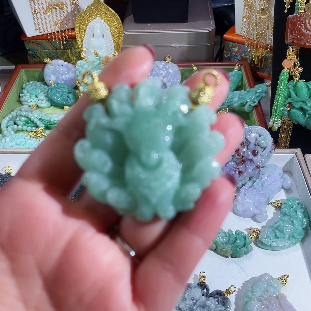 翡翠颈饰未镶嵌翡翠绿狐狐