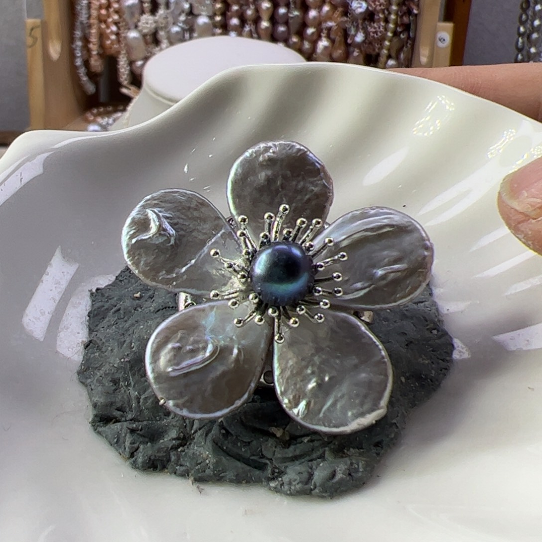 手绳淡水珍珠合金胸花