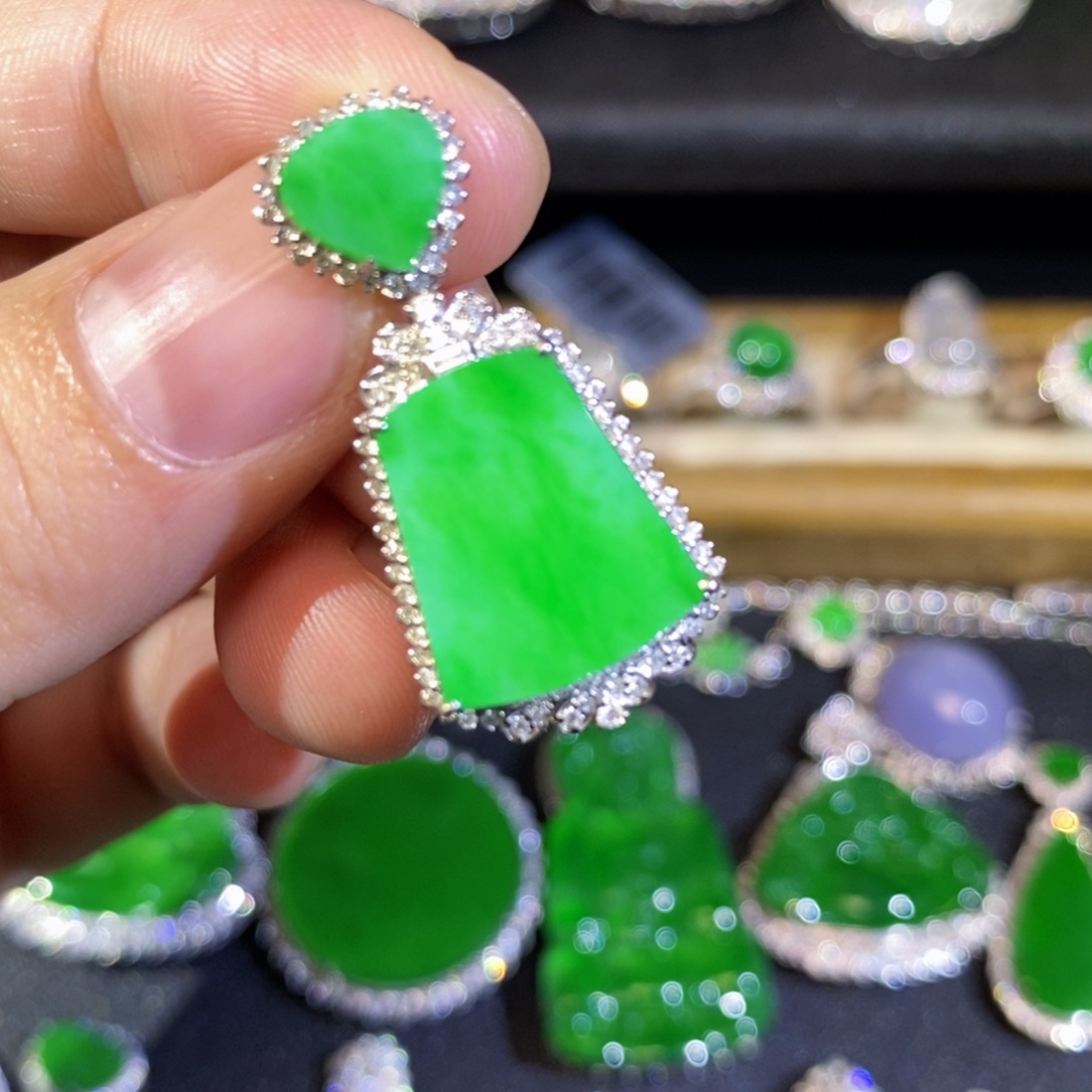 翡翠18K金镶嵌颈饰