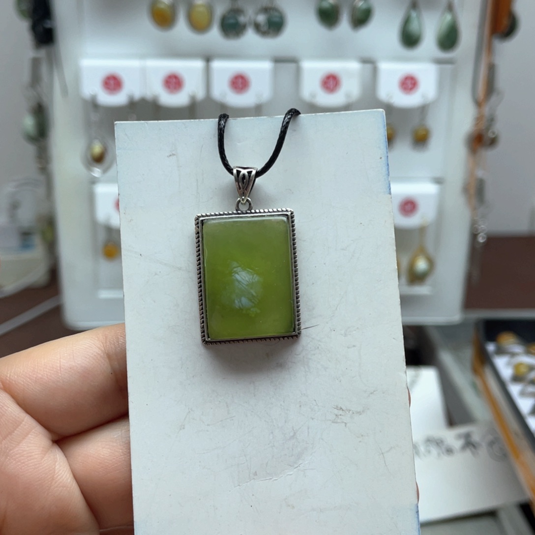 蛇纹石玉未镶嵌吊坠