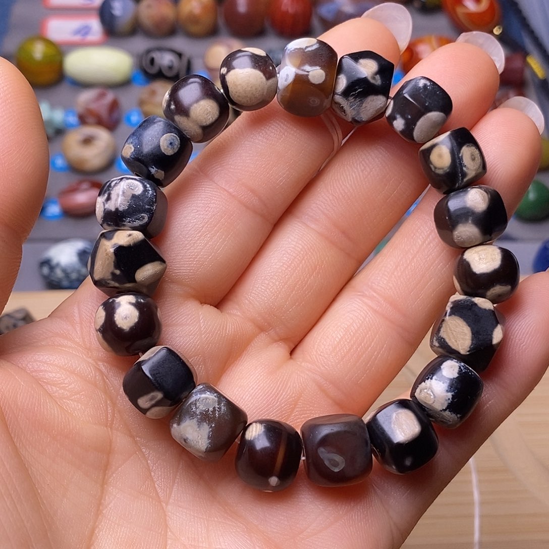 对***入玛瑙/玉髓未镶嵌颈饰