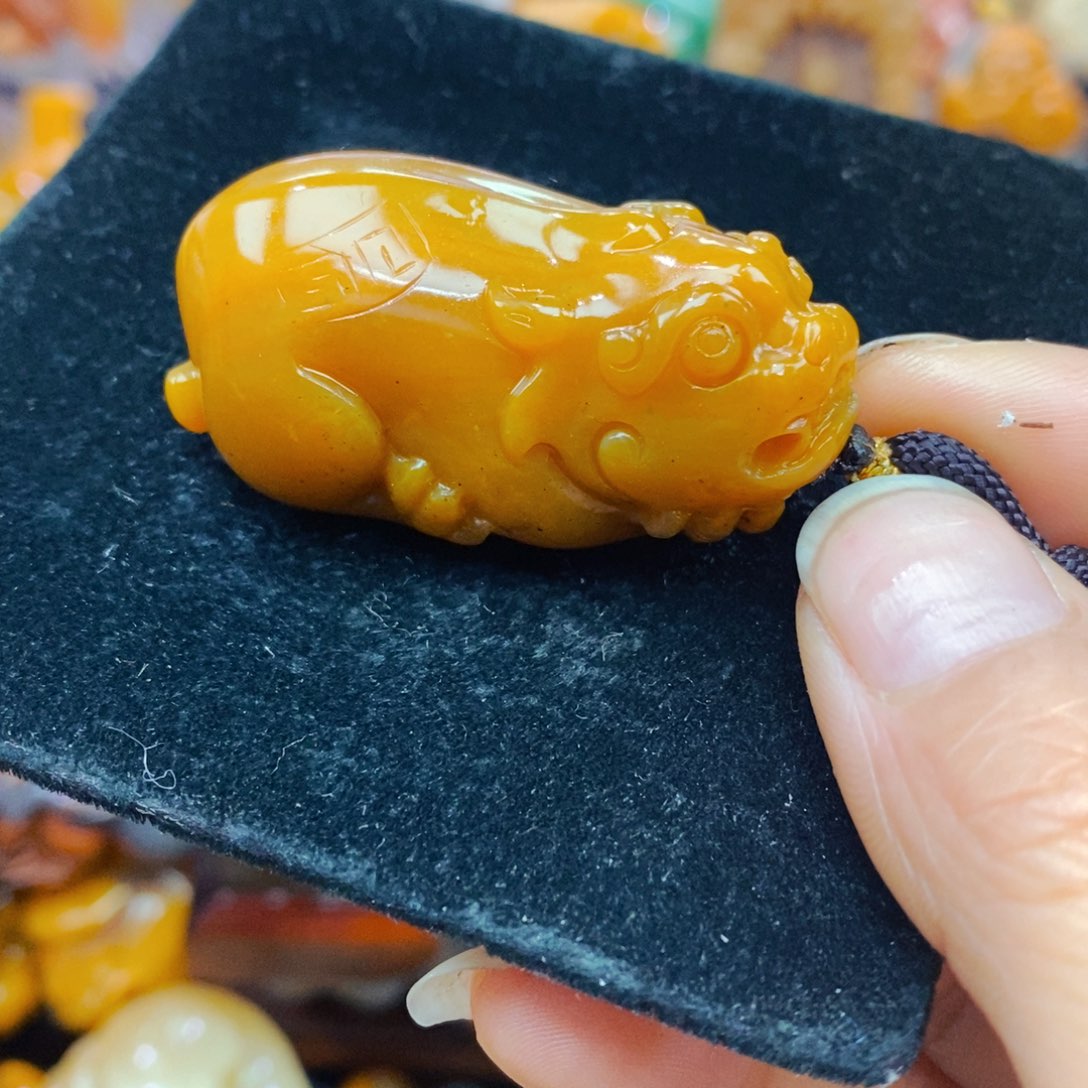 未镶嵌石英质玉（黄龙玉）颈饰