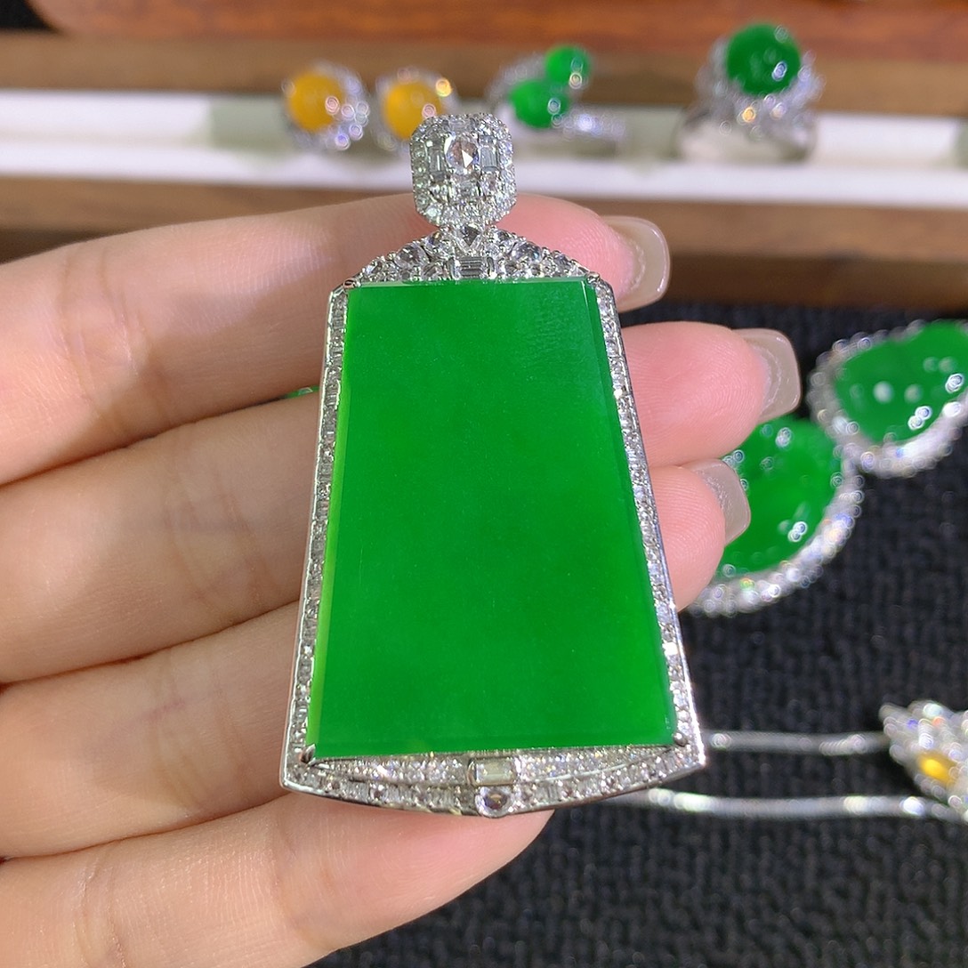 翡翠18K金镶嵌颈饰无事牌